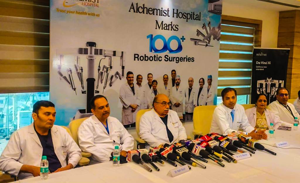 अल्केमिस्ट हॉस्पिटल पंचकूला ने की 100 से अधिक सफल रोबोटिक सर्जरी